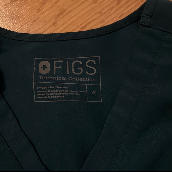 FIGS Women's Catarina One-Pocket Scrub Top - Picture 3 of 5